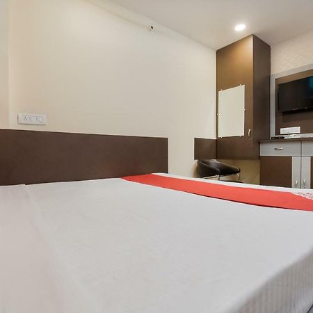 Oyo 45609 The Legend Inn Deluxe Danapur Buitenkant foto