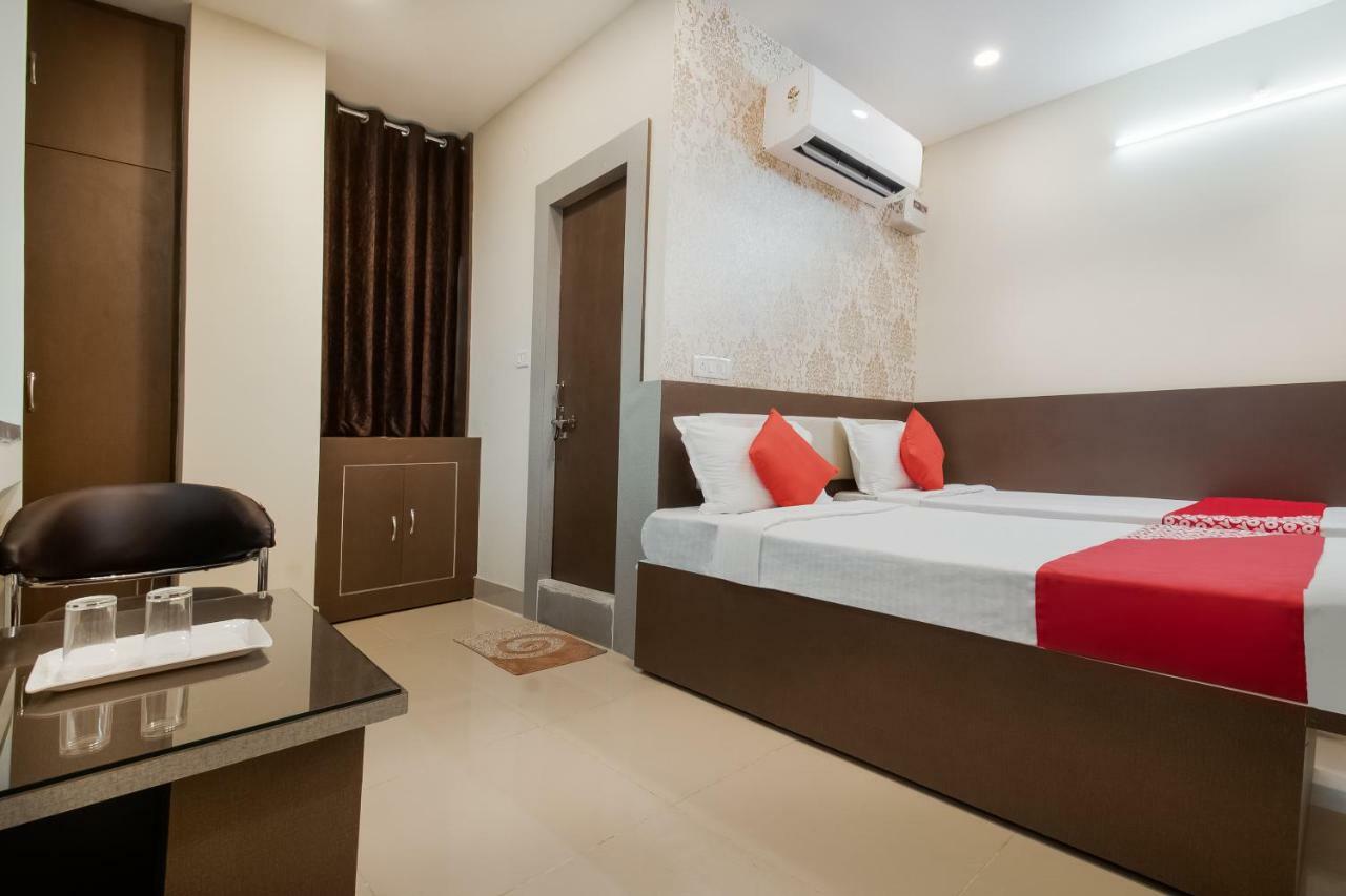 Oyo 45609 The Legend Inn Deluxe Danapur Buitenkant foto