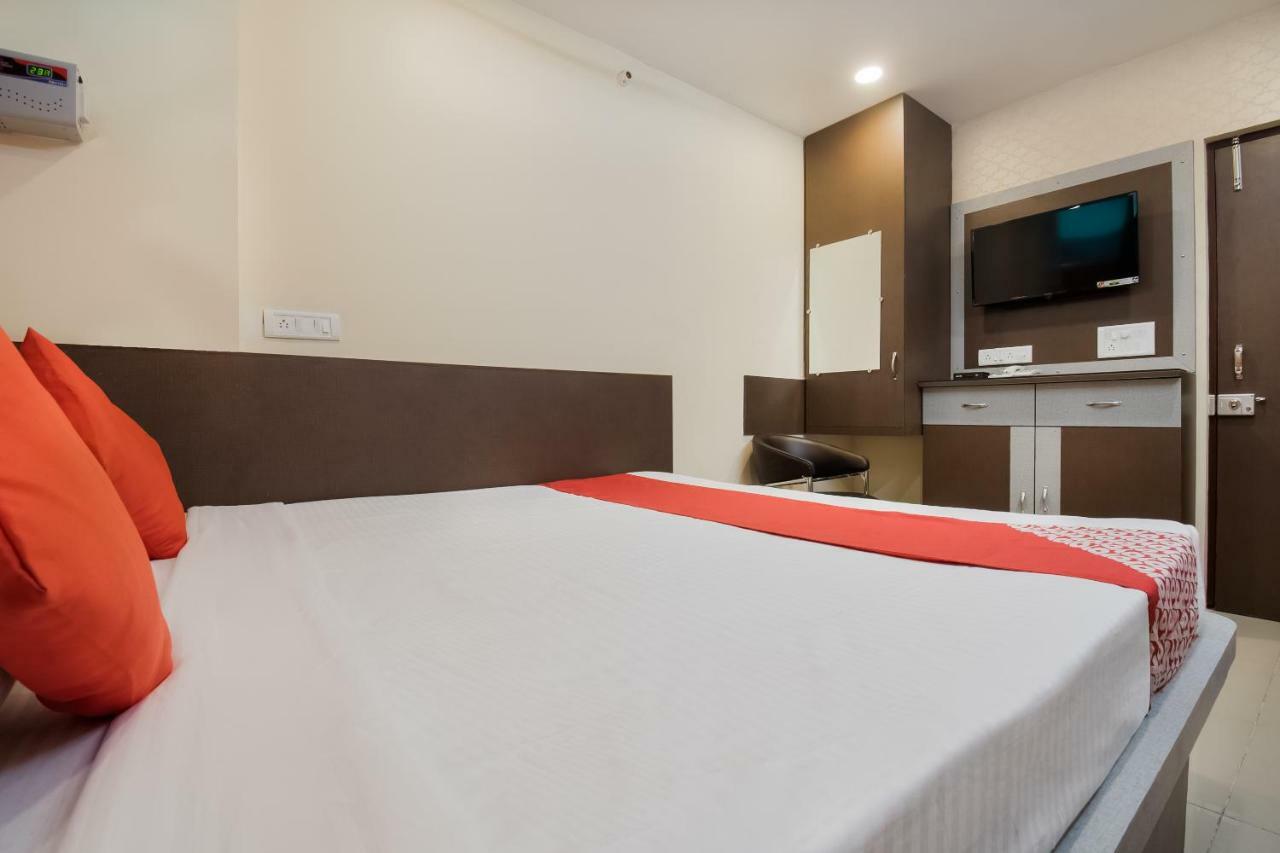 Oyo 45609 The Legend Inn Deluxe Danapur Buitenkant foto