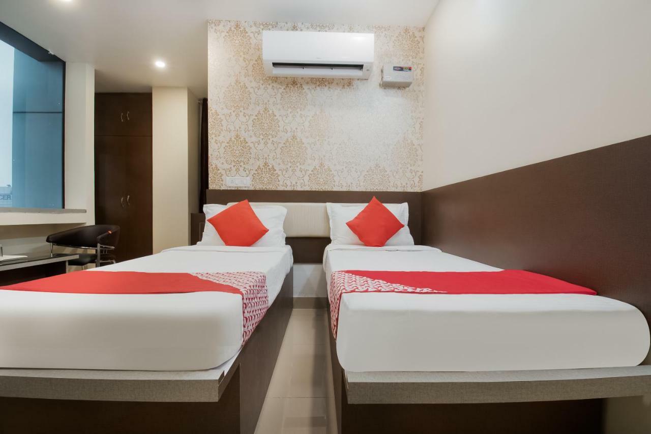 Oyo 45609 The Legend Inn Deluxe Danapur Buitenkant foto