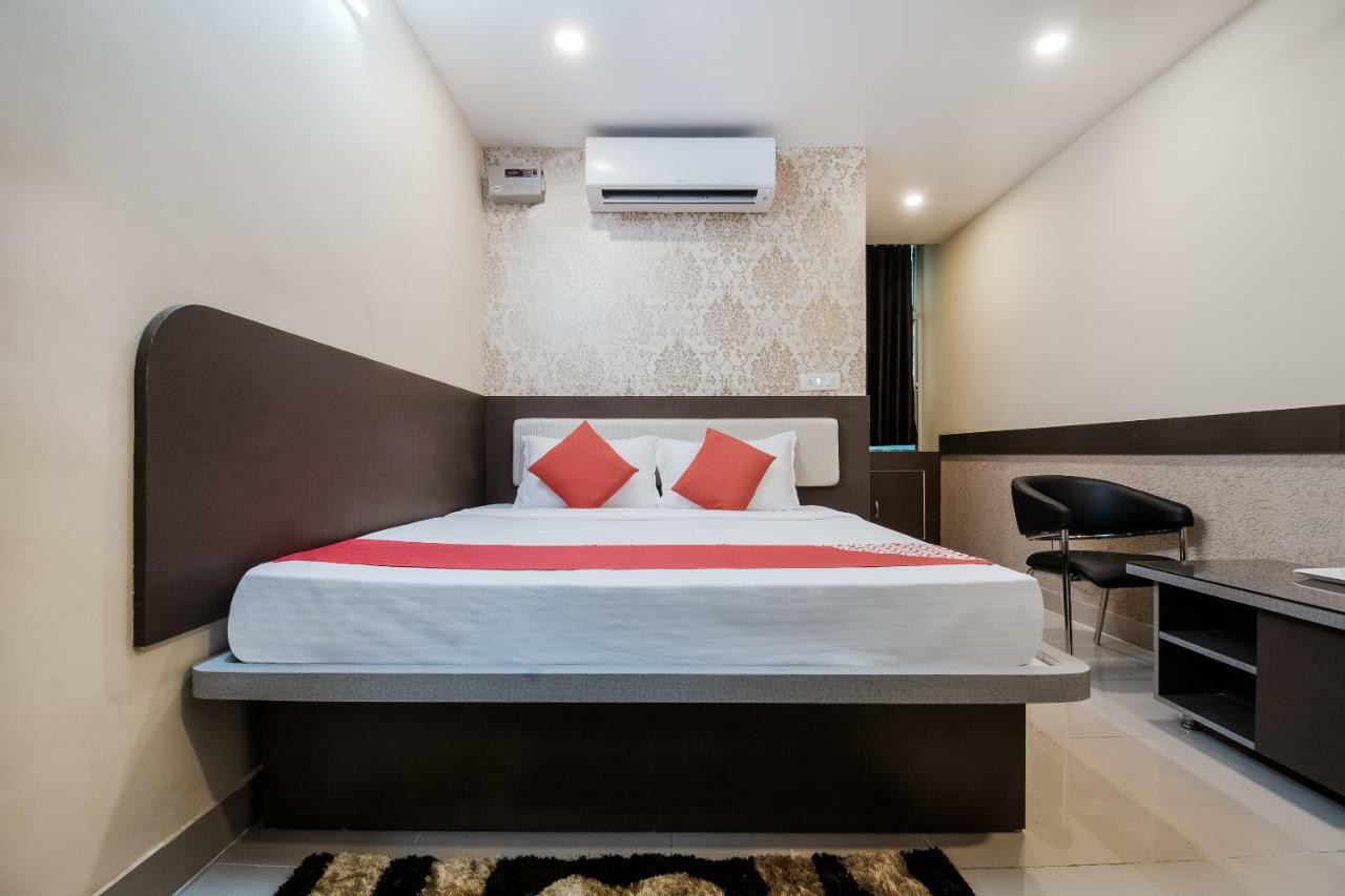 Oyo 45609 The Legend Inn Deluxe Danapur Buitenkant foto