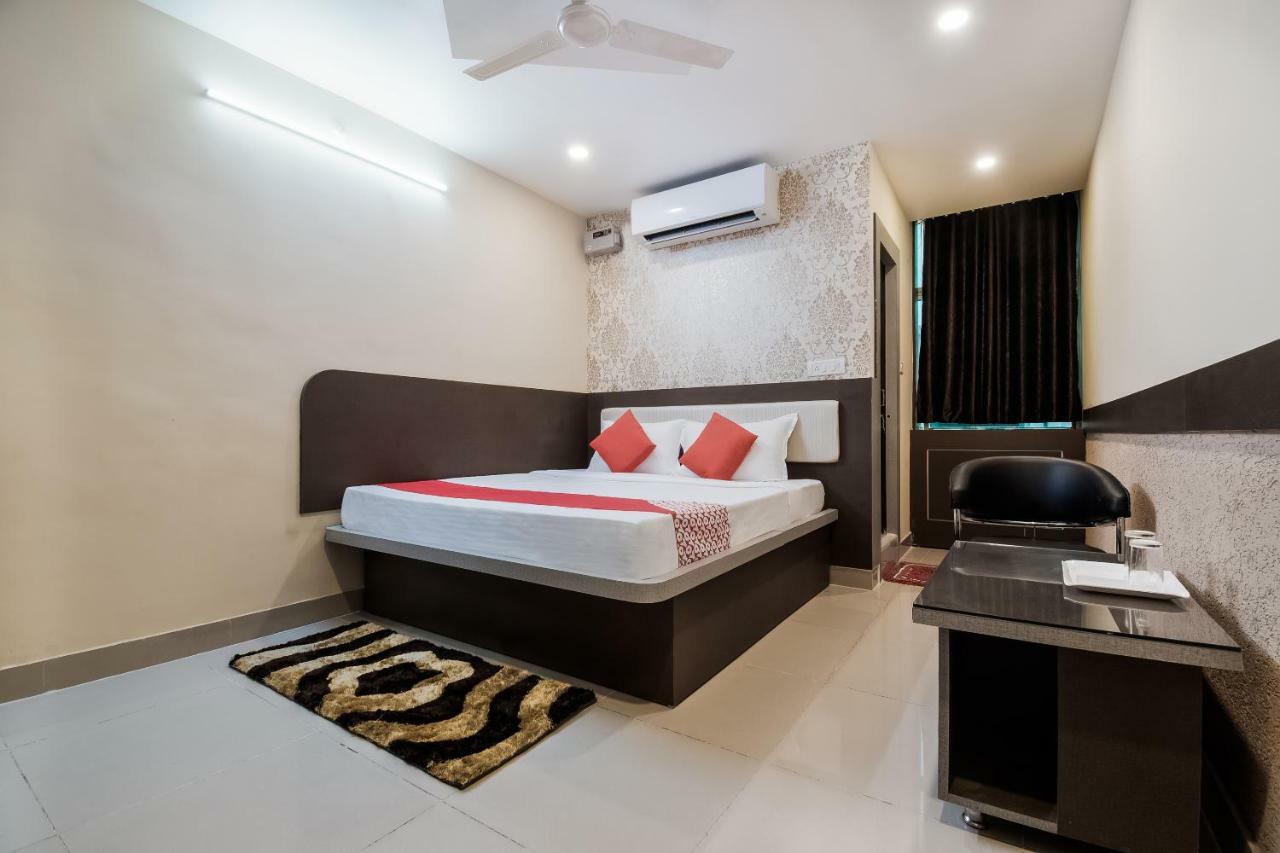 Oyo 45609 The Legend Inn Deluxe Danapur Buitenkant foto