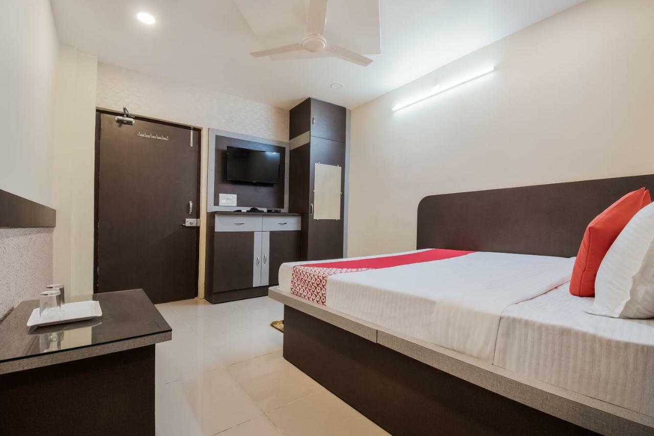 Oyo 45609 The Legend Inn Deluxe Danapur Buitenkant foto